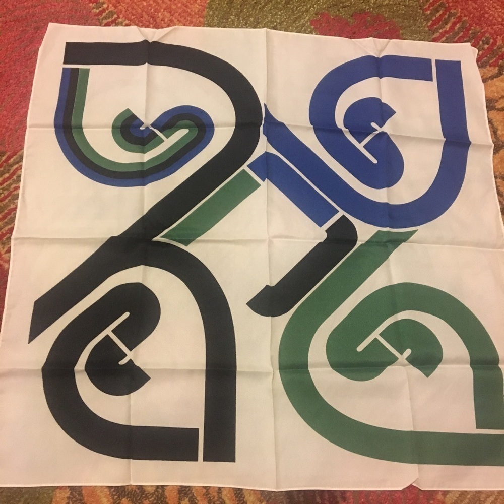 🏆 Decorative Scarf